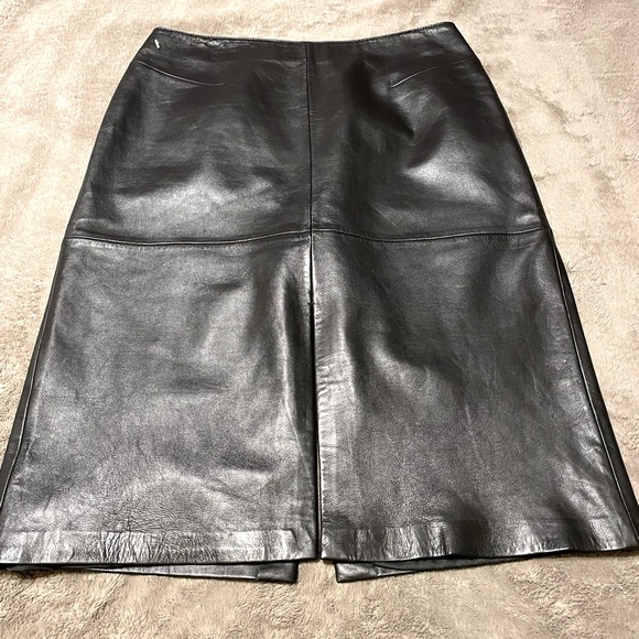 VS2 size14 100% leather skirt Slit is in front & back ! Back zipper !